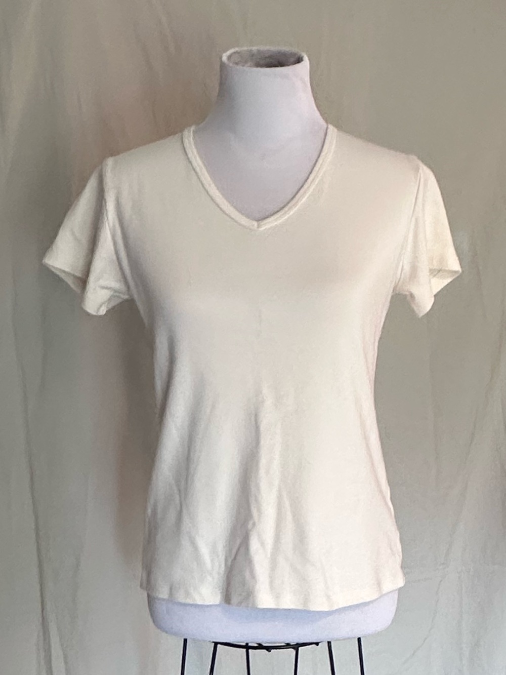 TravelSmith Women's Cream V-Neck Short Sleeve Tee medium petite cotton